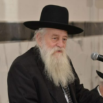 הגאון הרב אליהו דב וואכטפויגל, זעק על הבעיה החמורה של תקרובת עבודה זרה בפאות. 