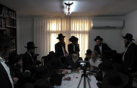 הכנס ההיסטורי בבית מרן הראב"ד שטרנבוך שליט"א בעניין עבודה זרה בשערות הבאות מהודו, קבלת עדות משליח הרבנים אמיר דרומי הי"ו, צפו