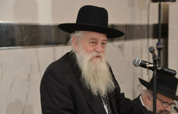 הגאון הרב אליהו דב וואכטפויגל, זעק על הבעיה החמורה של תקרובת עבודה זרה בפאות.