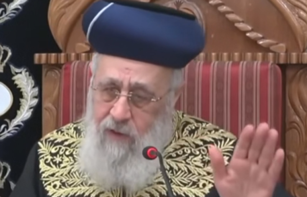 מרן הרב יצחק יוסף בשיעורו הפאות אסורות מדין תקרובת עבודה זרה, אחר כך לא יגיד למה יש לי צרות, הנה – יש לך עבודה זרה בתוך הבית…